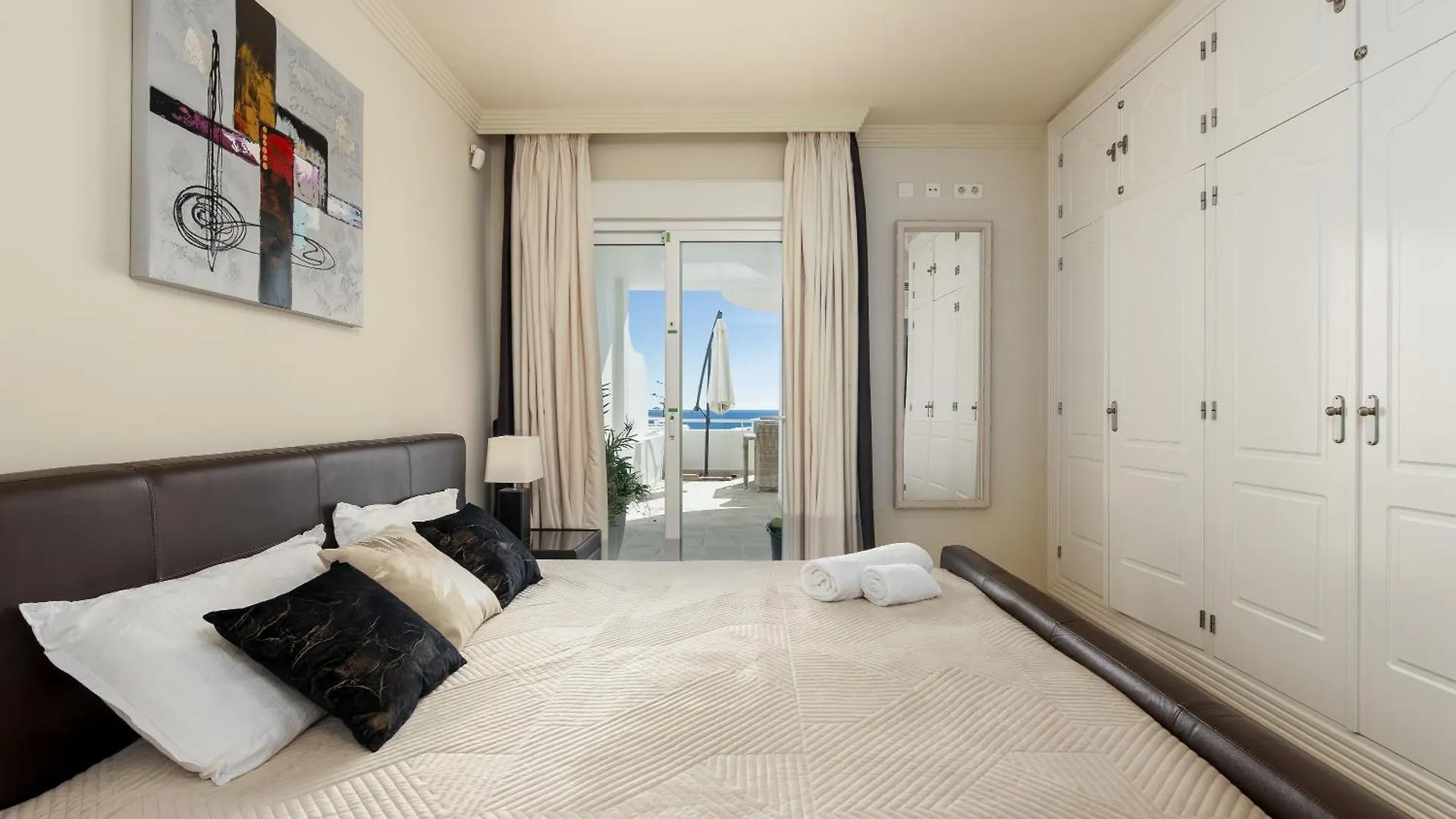 Beach Apartment Sinfonia - 2Br, Pool Estepona İspanya