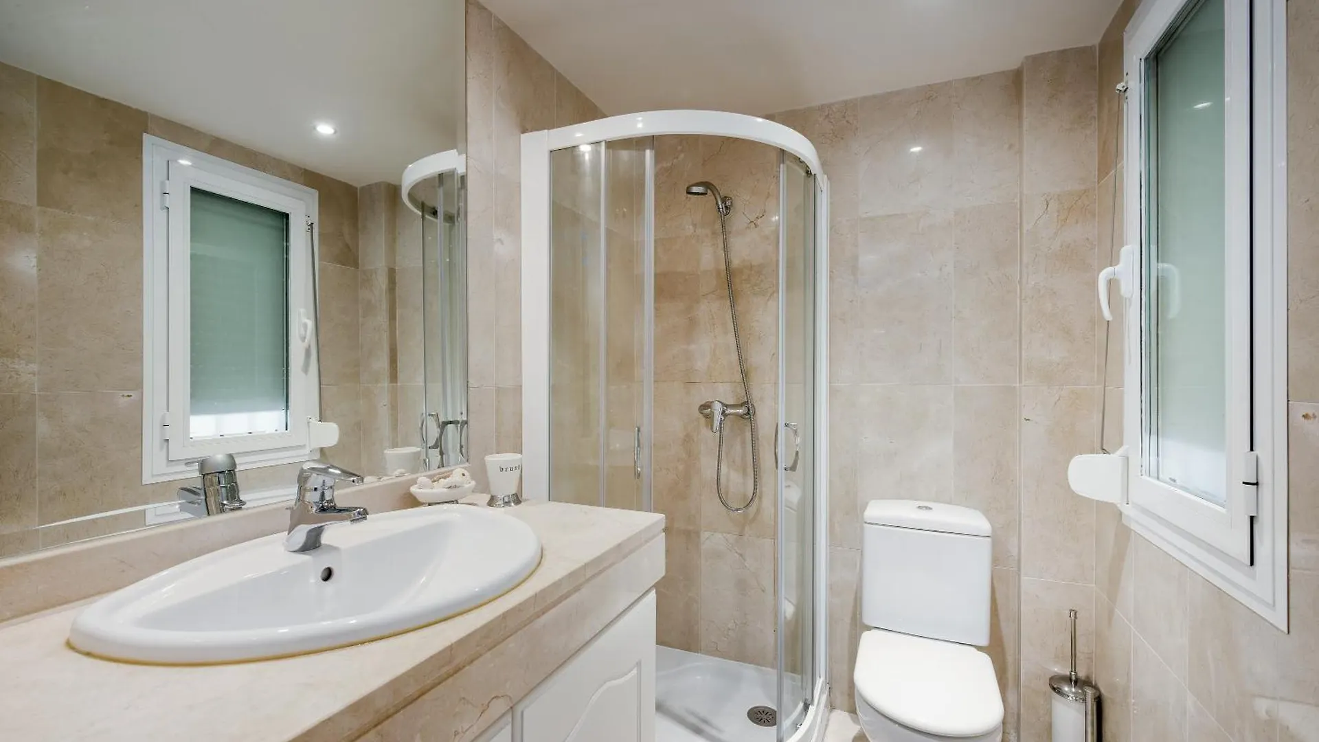 Beach Apartment Sinfonia - 2Br, Pool Estepona İspanya