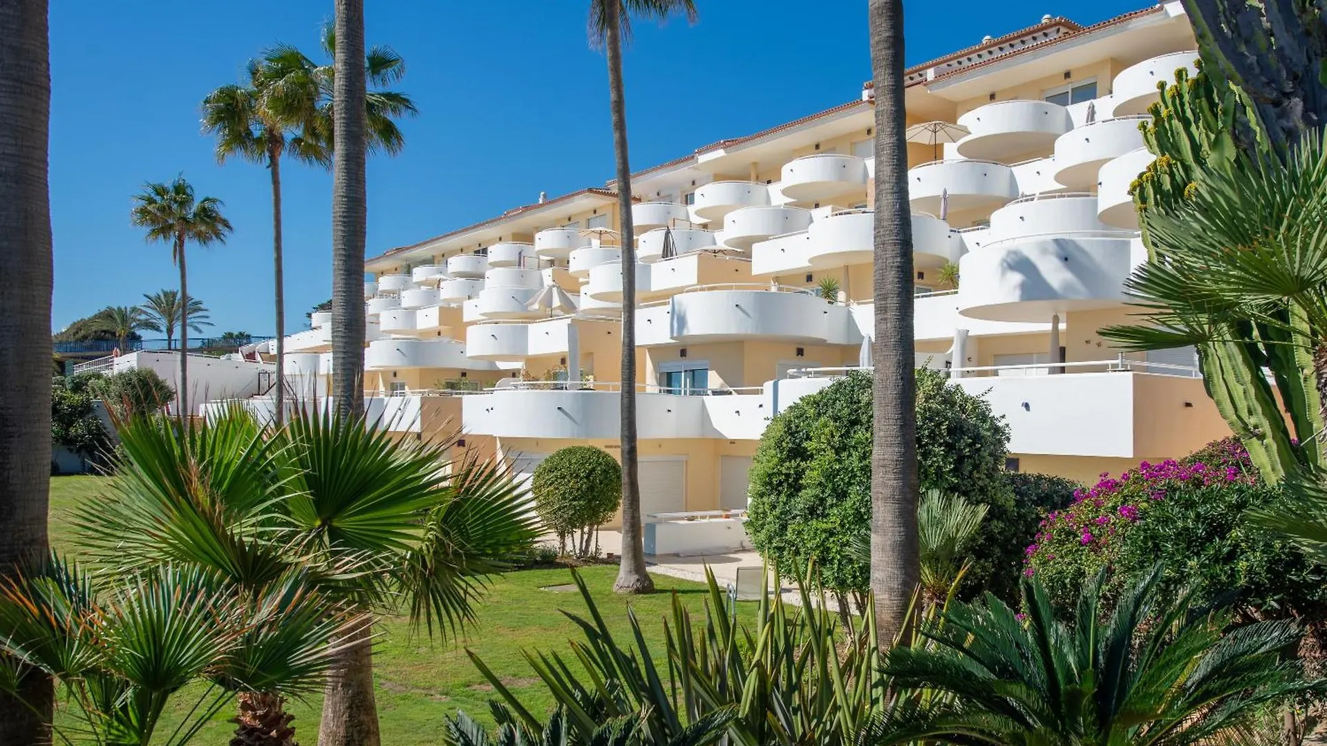 Beach Apartment Sinfonia - 2Br, Pool Estepona İspanya